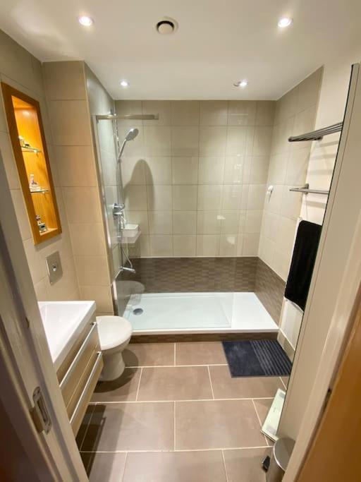 Sheffield City Centre Apartment & Balcony Exterior photo